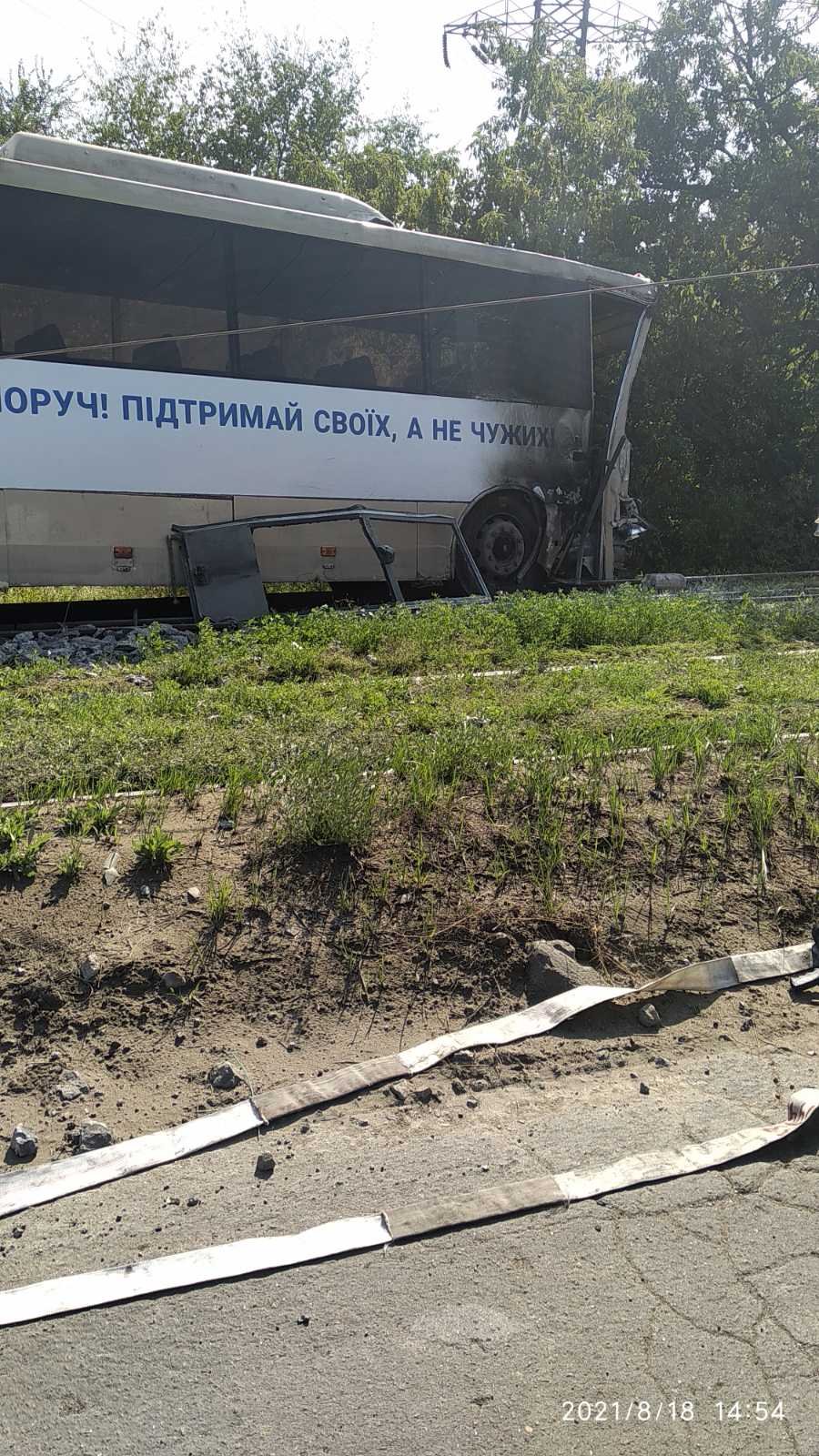 В Мариуполе автобус с рабочими Метинвеста врезался в столб и загорелся, - ФОТО