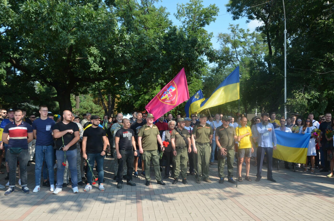 Мариупольцы на коленях почтили павших защитников Украины, - ФОТОРЕПОРТАЖ