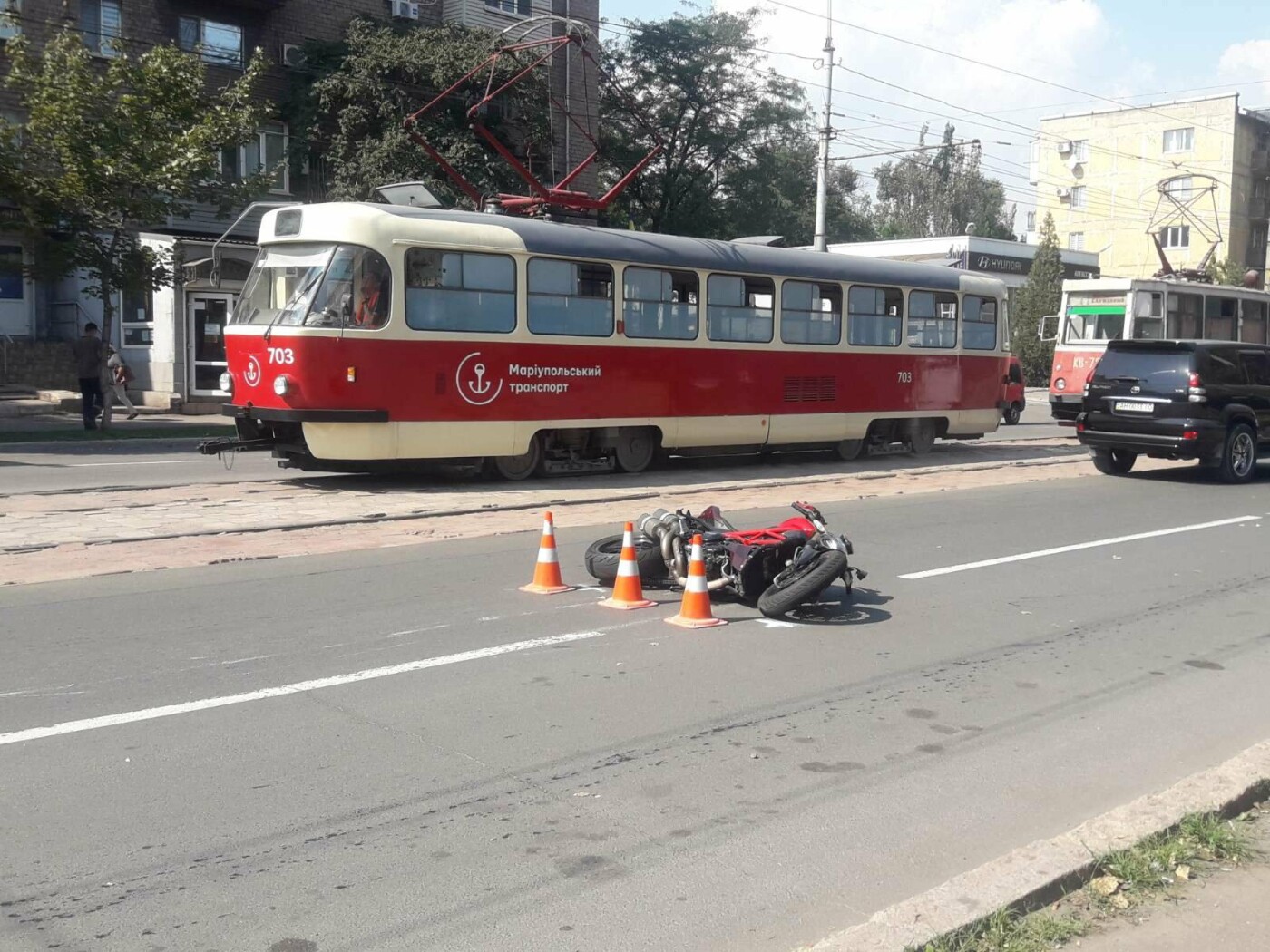 В Мариуполе Honda сбила мотоциклиста. Пострадавшего увезла 