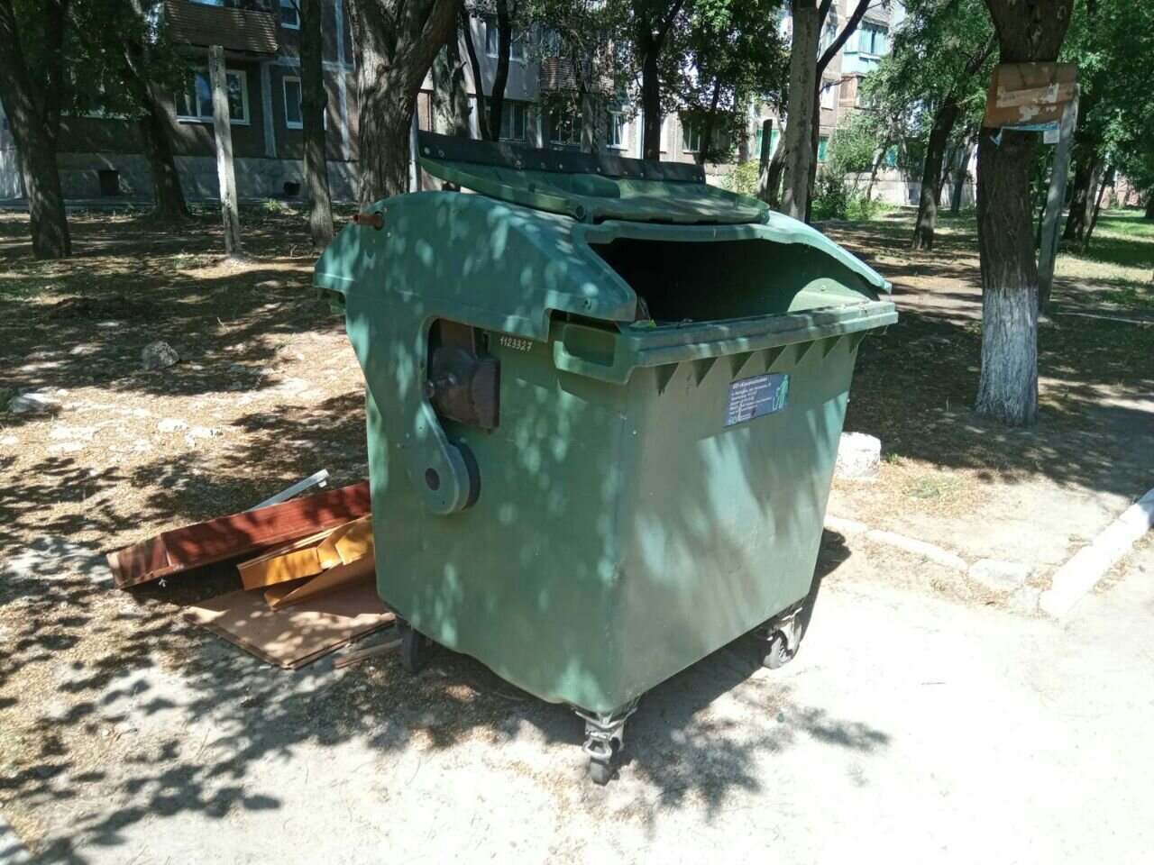 Мусорные войны. Мариупольцы разругались из-за контейнера, - ФОТО