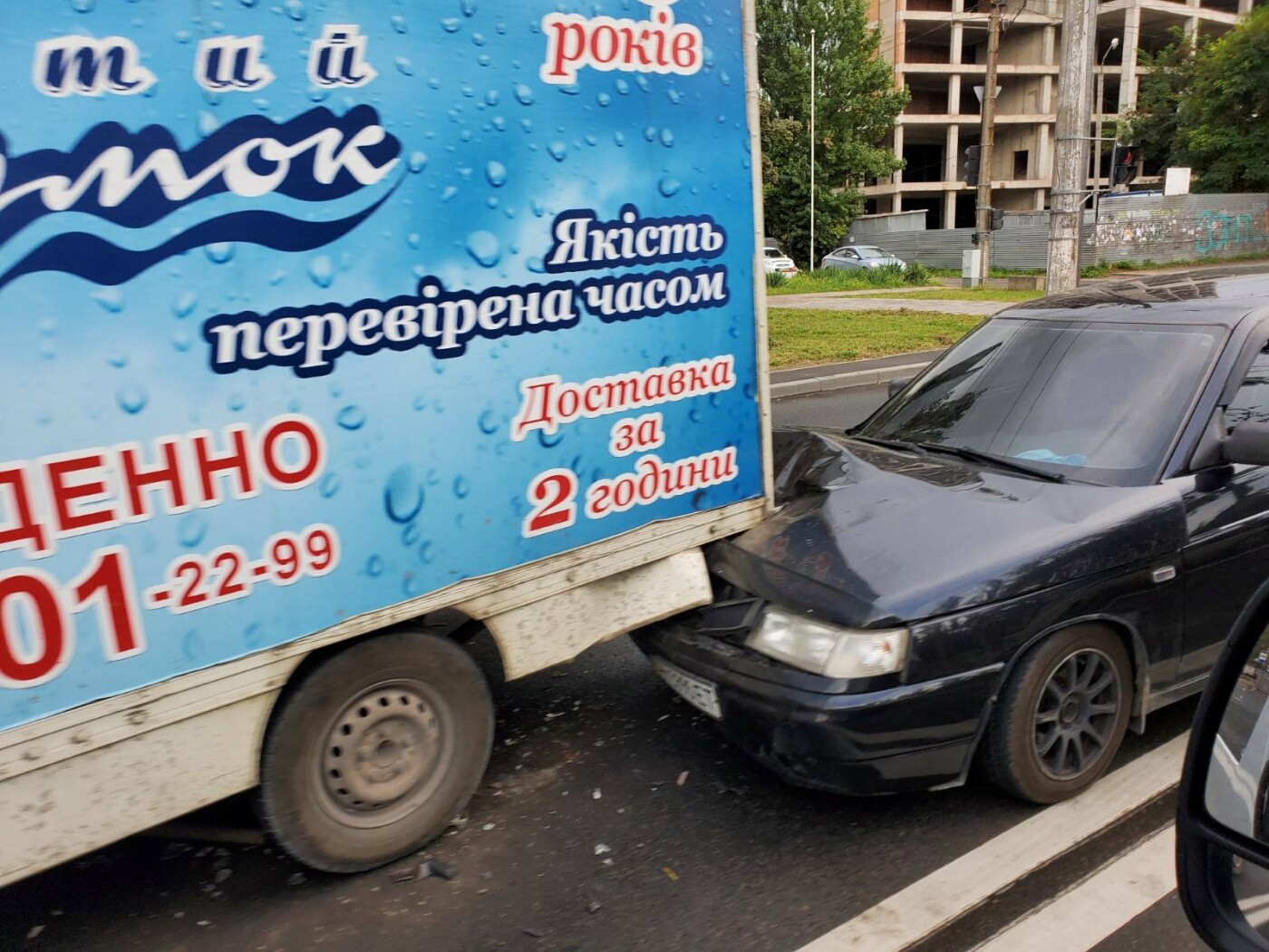 В Мариуполе легковушка влетела в грузовик, - ФОТО
