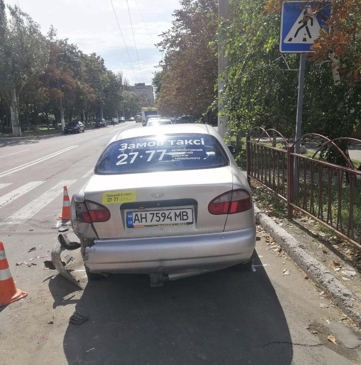 На проспекте Нахимова автобус не разминулся с такси, - ФОТО