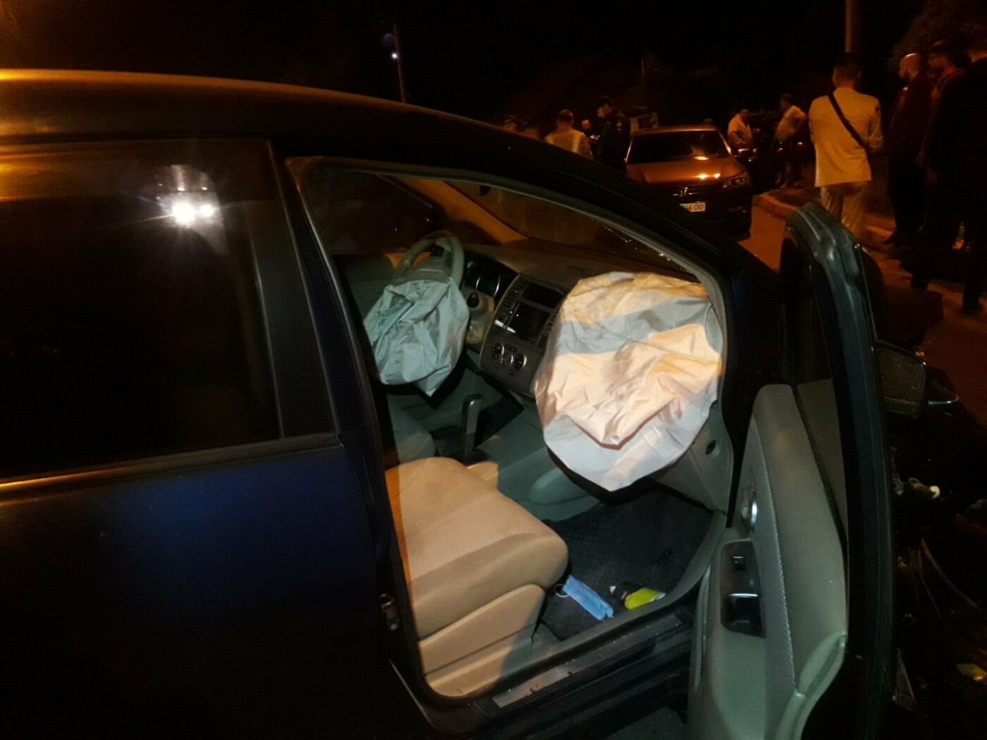 Авто перевернулось, пострадали люди. В Мариуполе водитель Nissan Primera устроил серьезную аварию и сбежал, - ФОТО