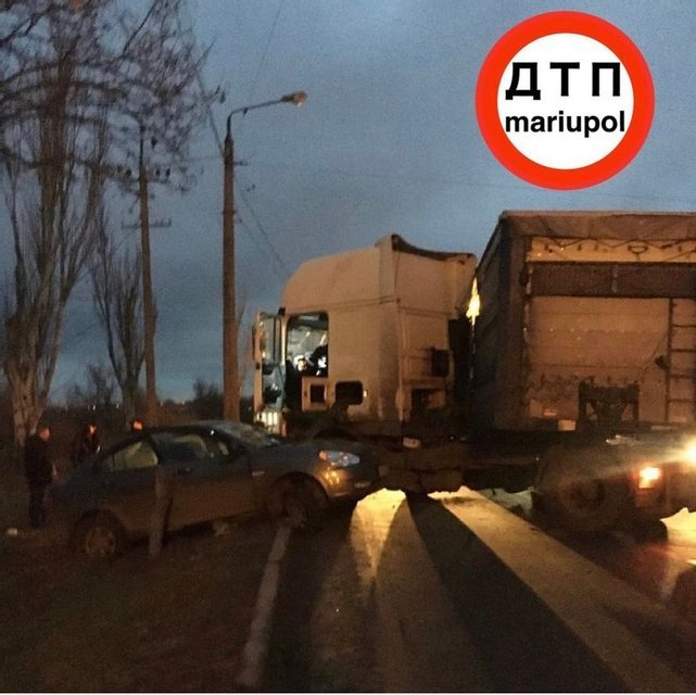 В Мариуполе грузовик протаранил легковушку, - ФОТО