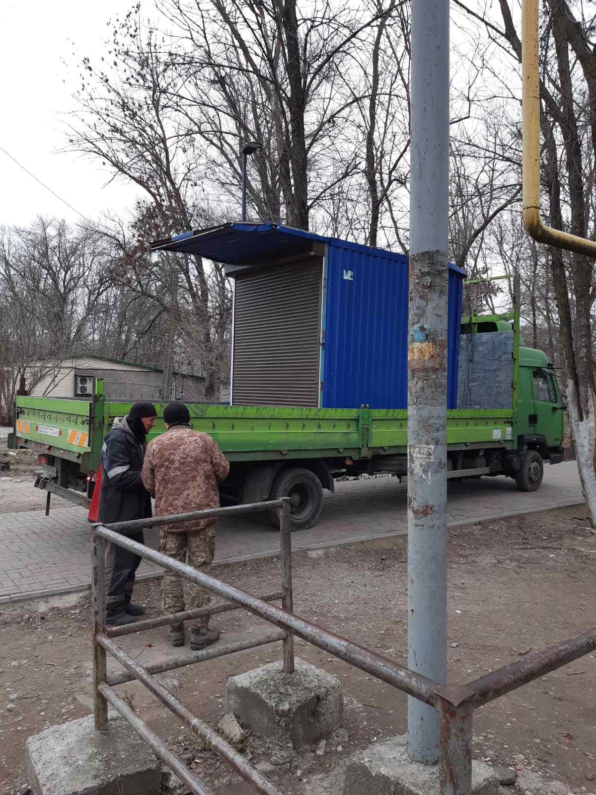 На Левом берегу избавились от незаконного киоска и металлического гаража, - ФОТО