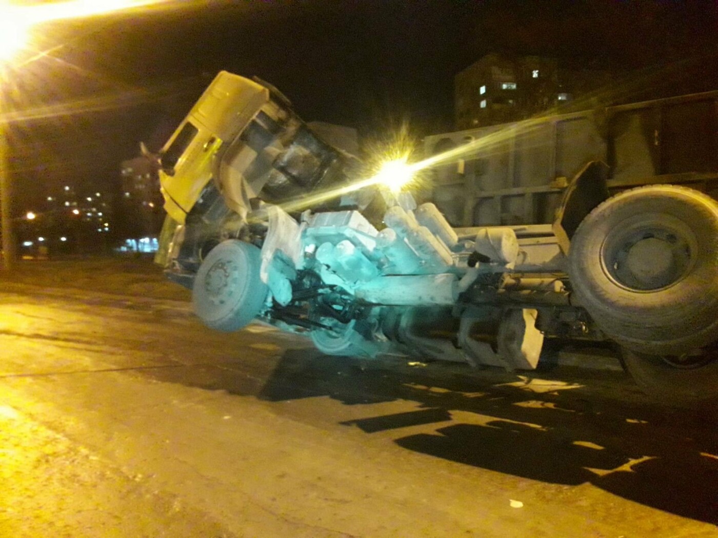 В Мариуполе перевернулась фура и рассыпала тонны шрота, - ФОТО