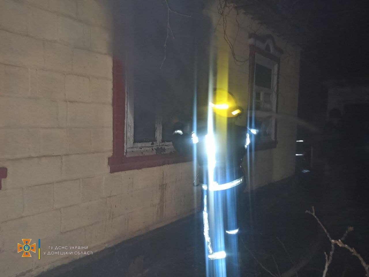 В Мариуполе бездомный едва не задохнулся на пожаре, - ФОТО