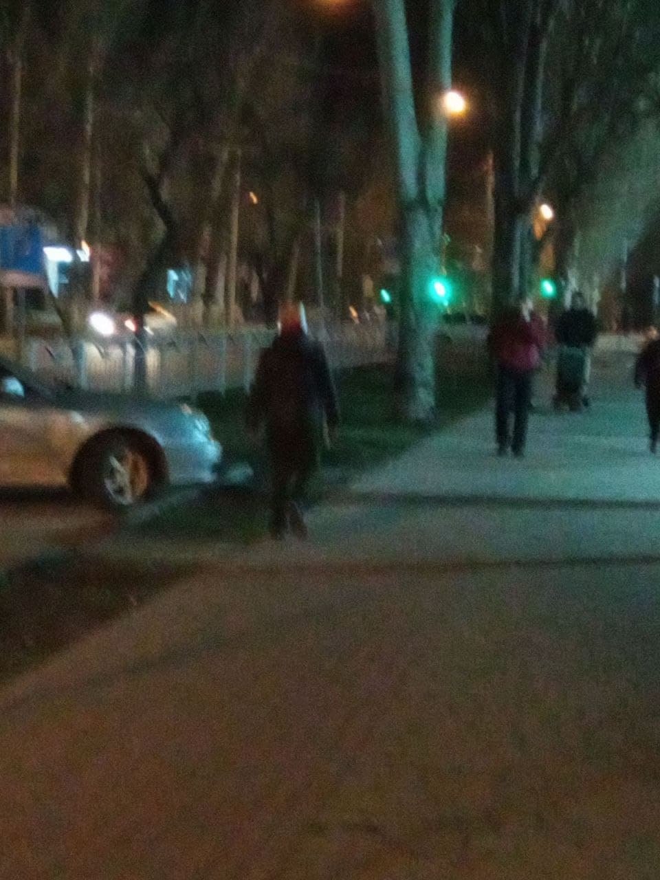 С попкорном на голове. По Мариуполю гулял необычный парень, - ФОТОФАКТ