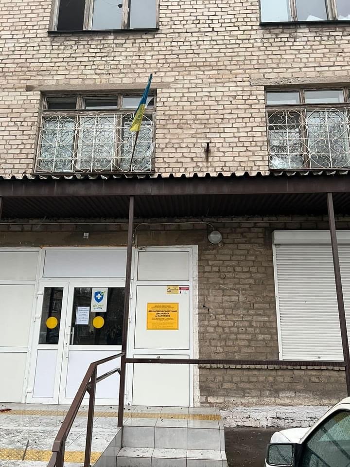 Біля дерматовінерологічного диспансеру розірвався снаряд,-ФОТО