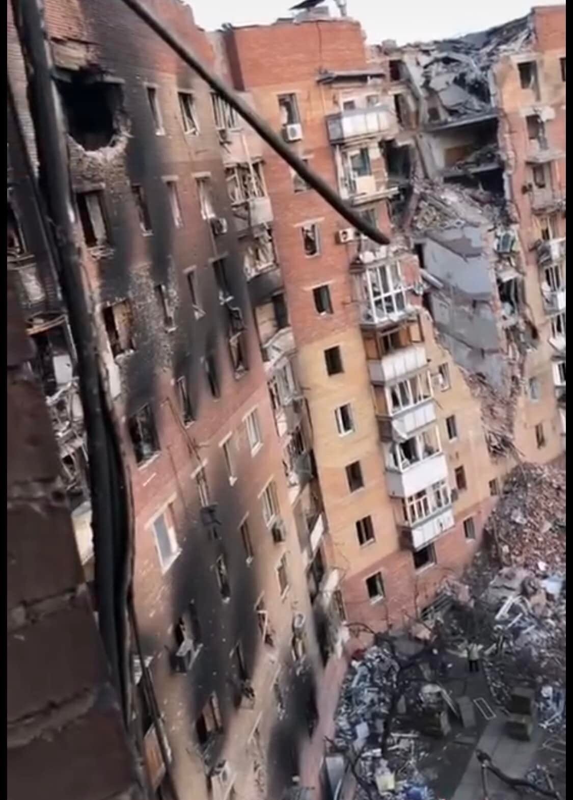 В Маріуполі зносять МЖК. Що відчувають люди, які його будували, - ФОТО