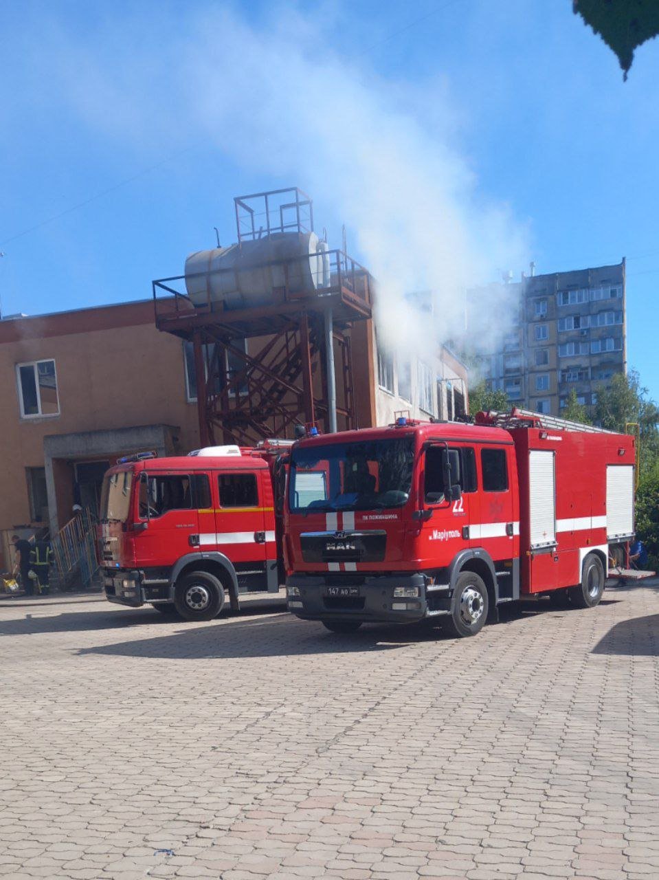 В Маріуполі горять дитячі сади та школи - ФОТО