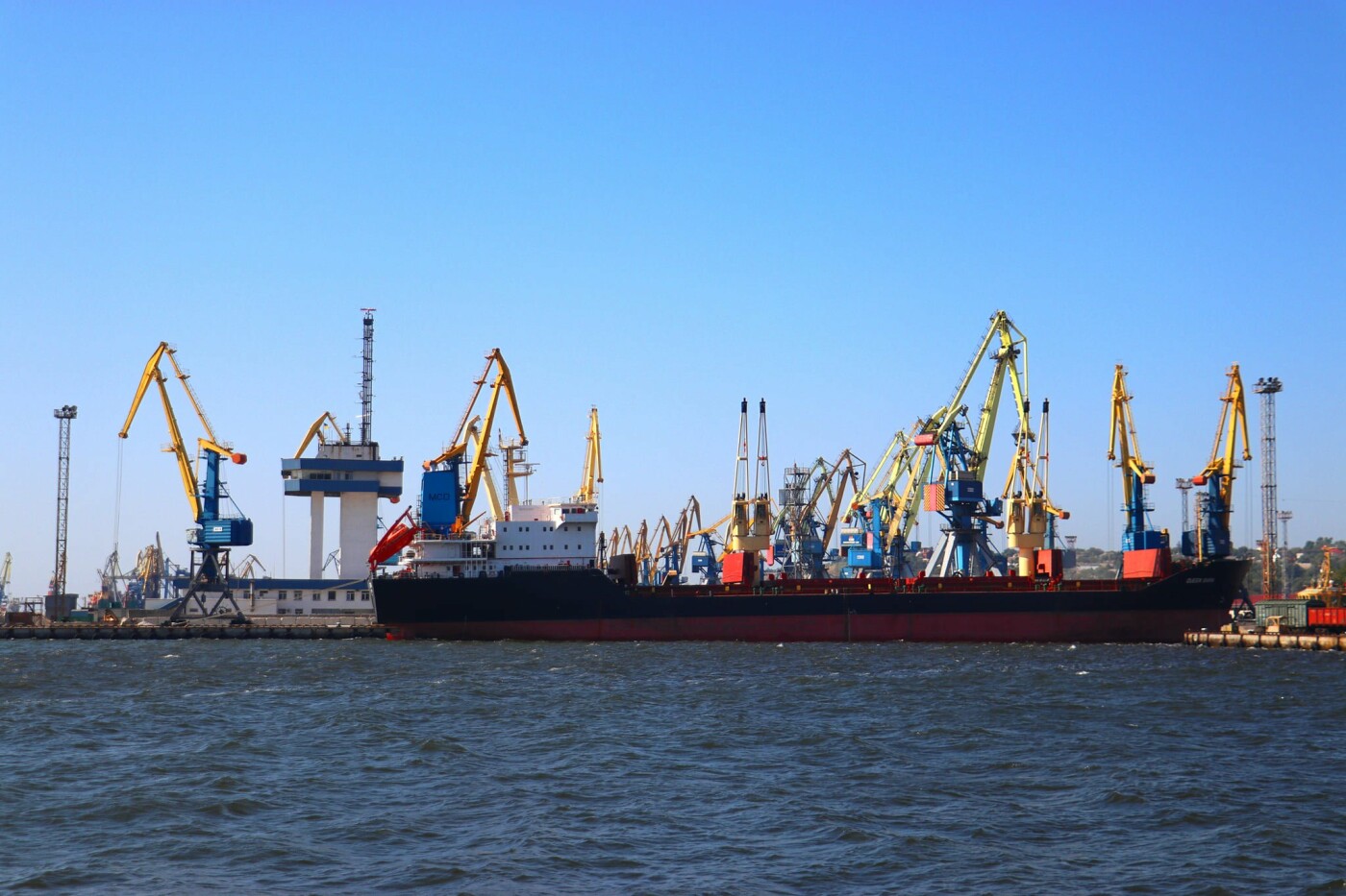 Зеленського просять надати особливого статусу українським морякам. Петиція