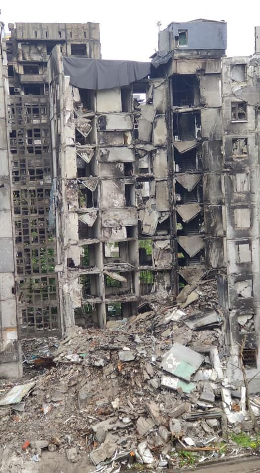 Близько 60 загиблих залишається під завалами цього будинку в Маріуполі, - ФОТО