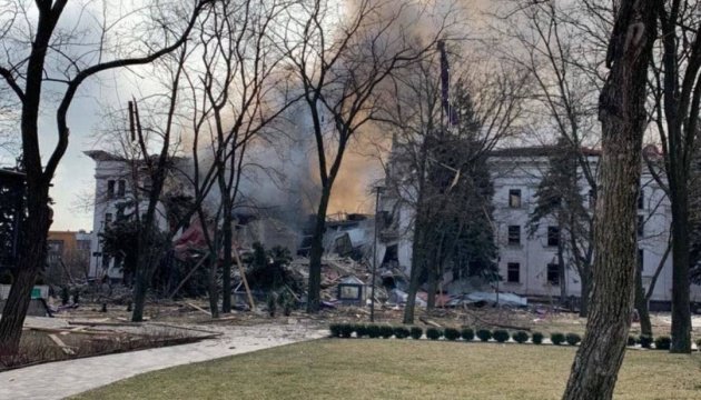 Правда про трагедію в драмтеатрі Маріуполя. Будівельники чекають на хлор, бо не можуть побороти трупний сморід, - ФОТО, ВІДЕО