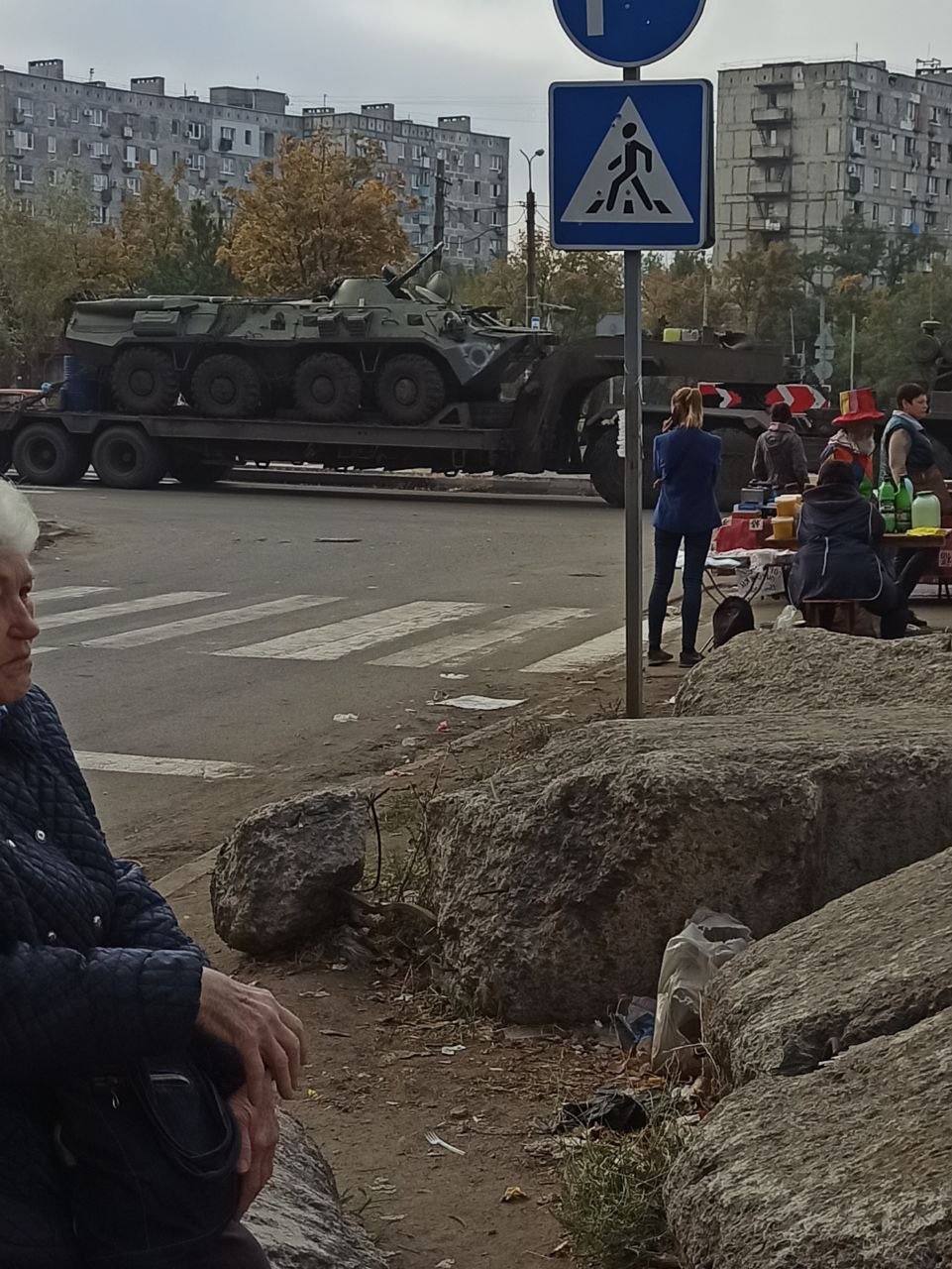 По Маріуполю в бік Запорізького шосе пройшла колона російської військової техніки, - ФОТОФАКТ