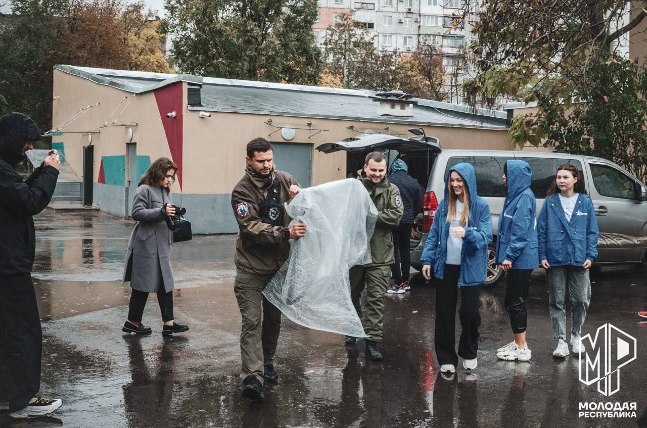Російські жінки зліпили з осколків скла, зібраних в Маріуполі, образ монаха-воїна, - ФОТО