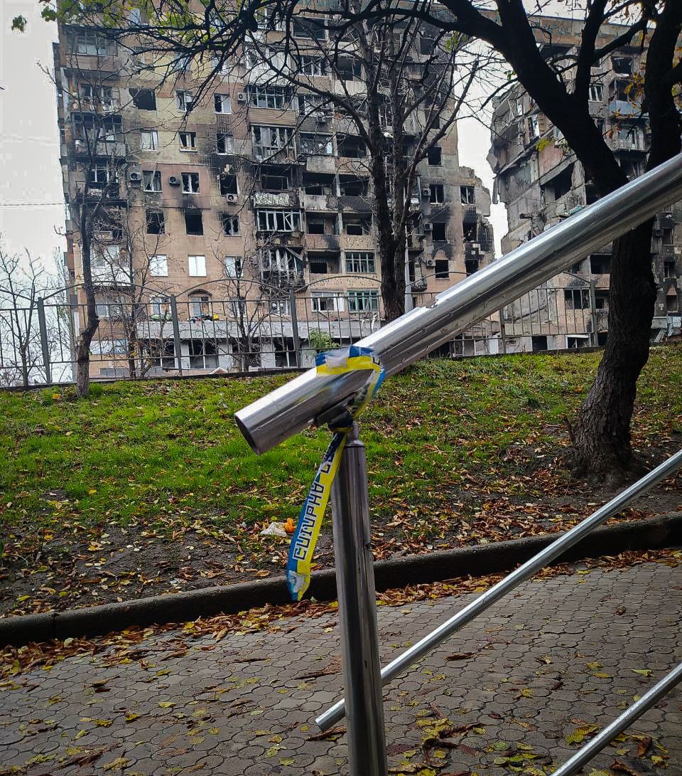 Маріупольський Спротив прикрасив місто синьо-жовтими стрічками, - ФОТОФАКТ