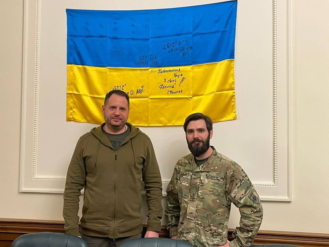 Тавр і Єрмак показали прапор, який обіцяють підняти самі знаєте де, - ФОТО
