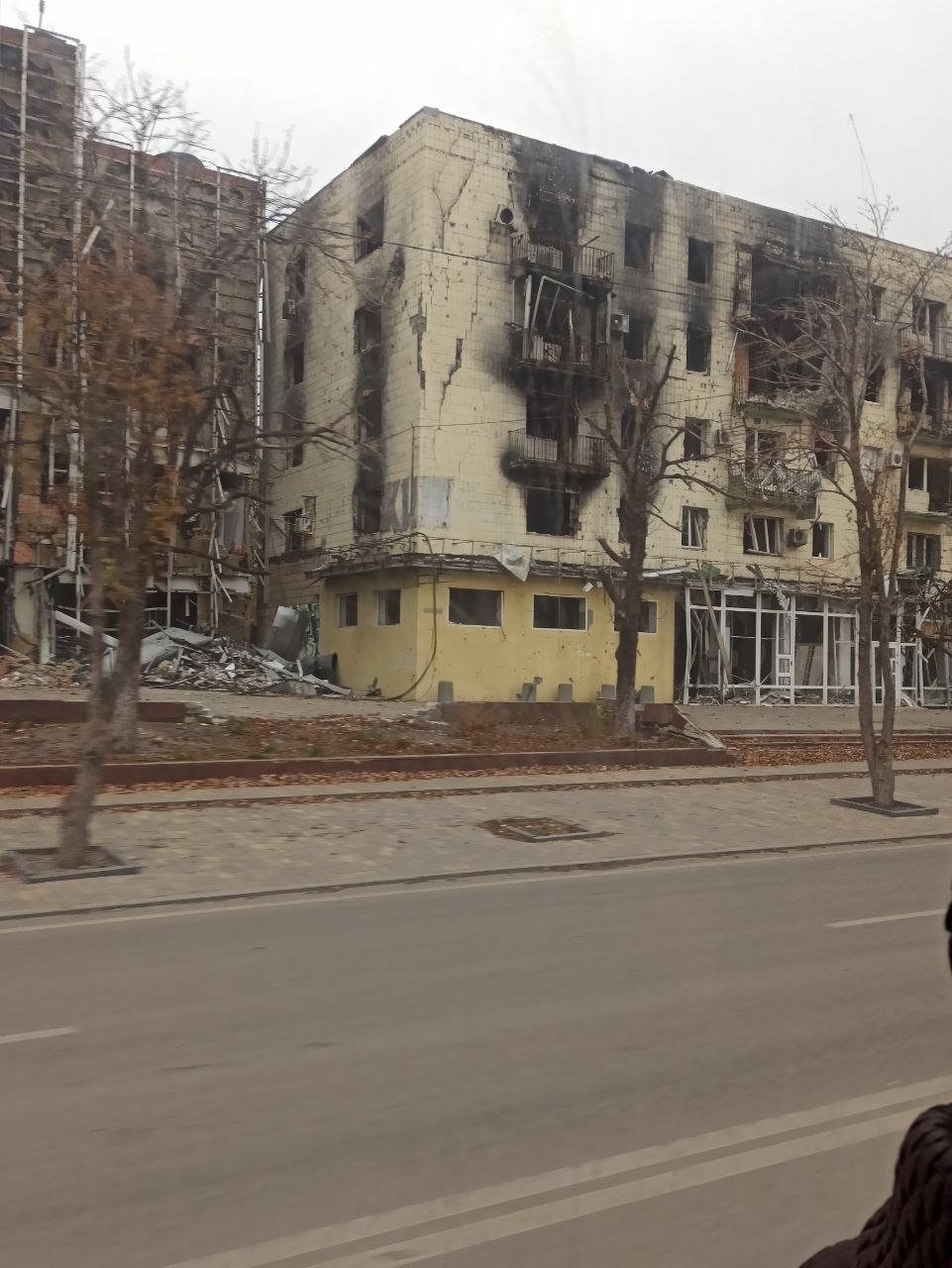 В центрі Маріуполя досі чутно трупний сморід, - ФОТО