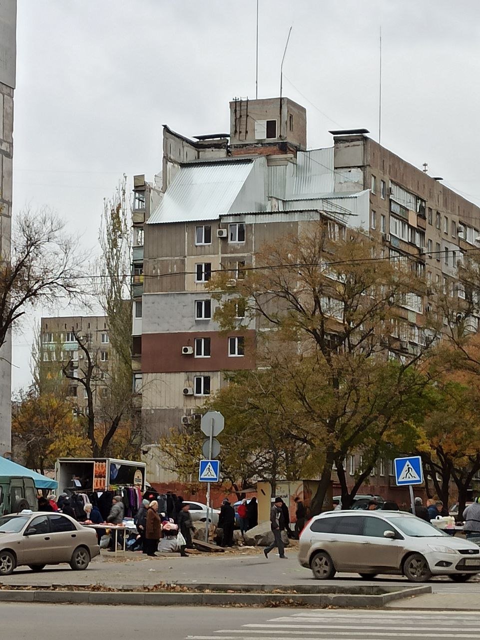 Ноу-хау окупантів. Як в Маріуполі демонтують верхні поверхи зруйнованих будинків і накривають їх дахами, - ФОТОФАКТ