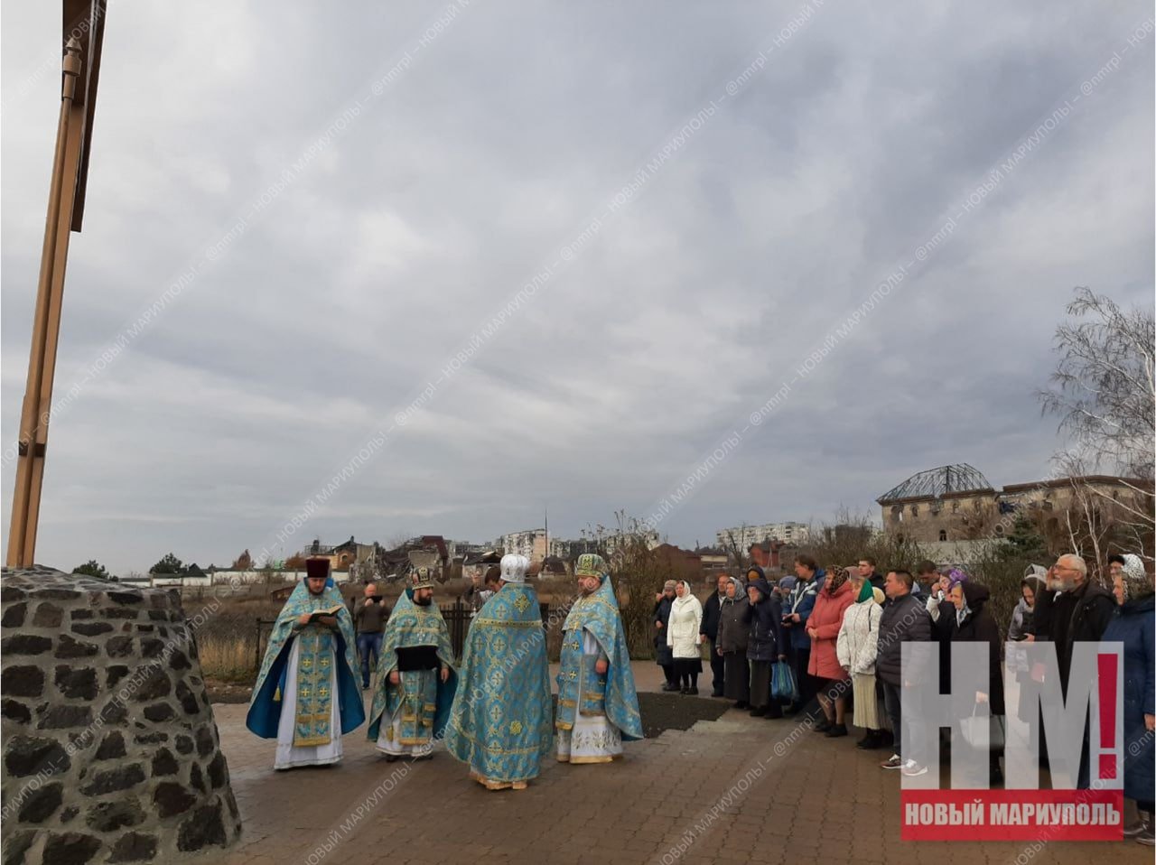 Поклонний хрест замість Ігнатія. Російські попи в Маріуполі згадали про городян, яких вбила російська армія, - ФОТО