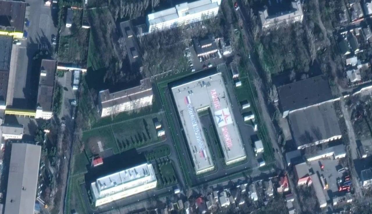 Неподалік від центру Маріуполя окупанти побудували військову базу, - ФОТО