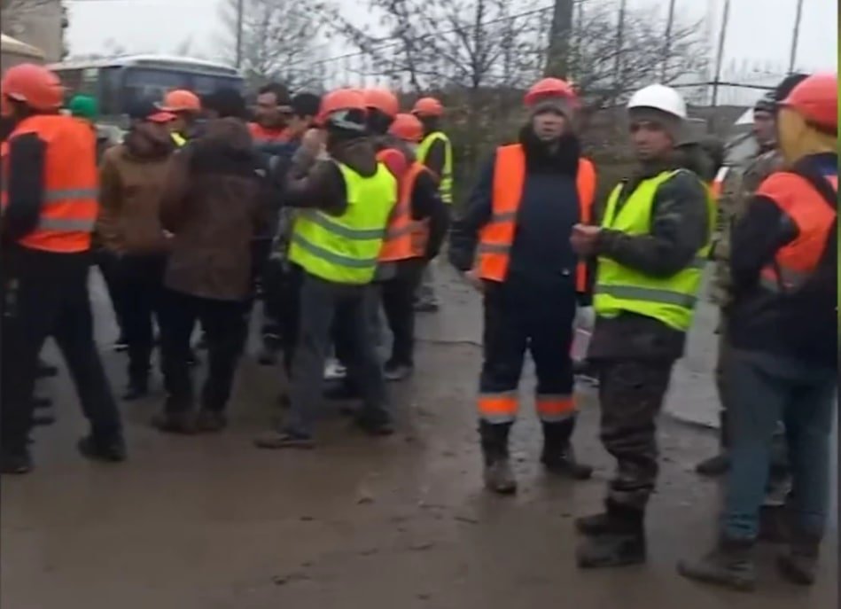 Таджицькі будівельники, яких відправили на відновлення Маріуполя, скаржаться, що їх обдурили роботодавці 