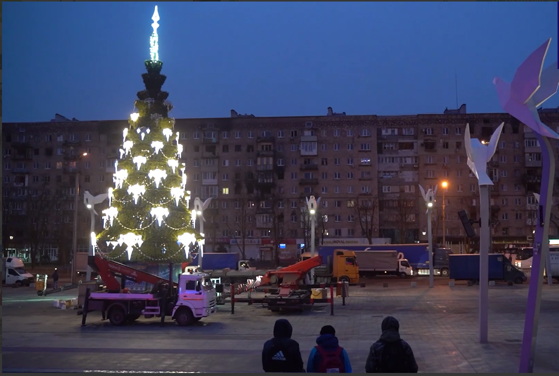 В Маріуполі окупанти встановили головну ялинку. Порівняйте, як виглядало новорічне місто до окупації і зараз, - ФОТОРЕПОРТАЖ