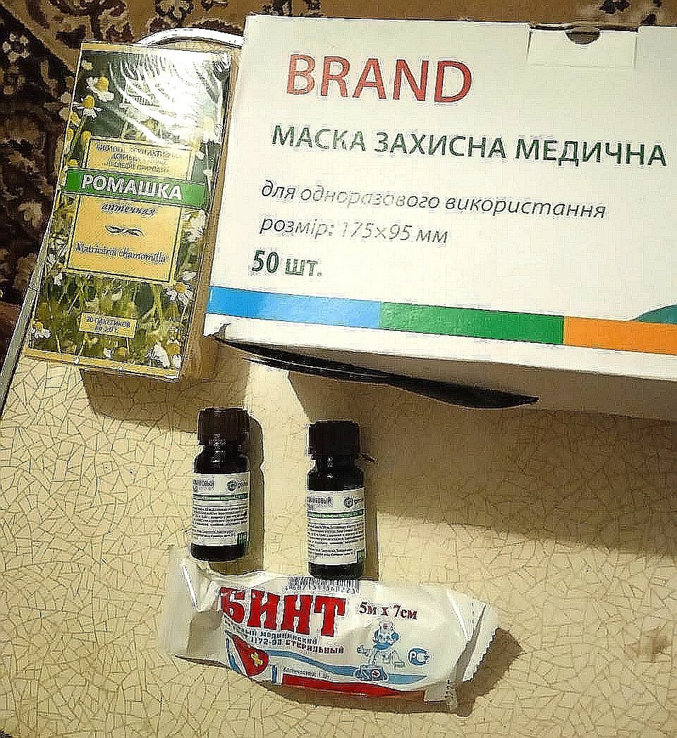 Зеленка проти грипу. Окупанти роздали маріупольцям дивні набори з медичними масками українського виробництва, - ФОТОФАКТ