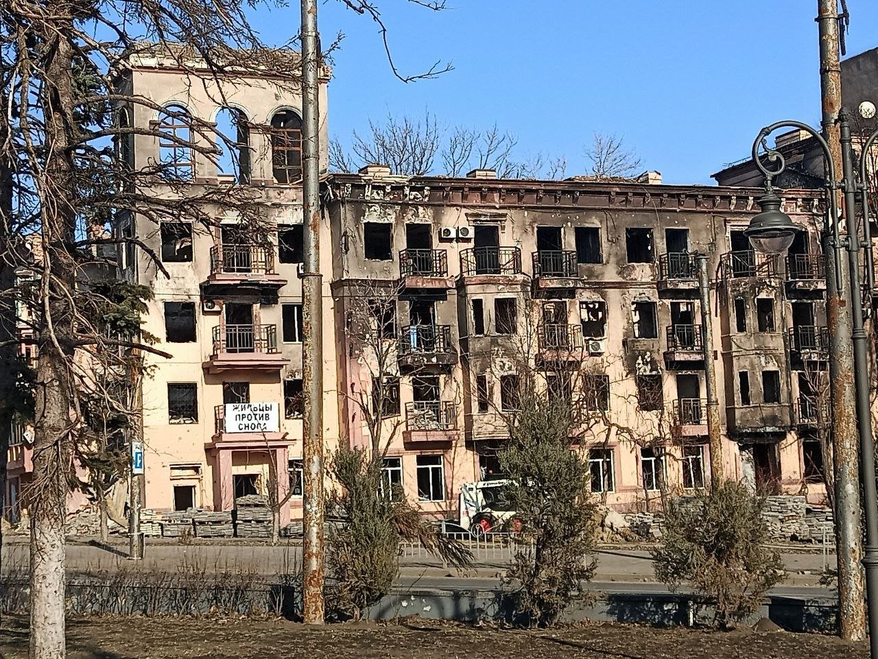 Мовчазний протест. Маріупольці виступають проти демонтажу їхніх будинків, - ФОТОФАКТ