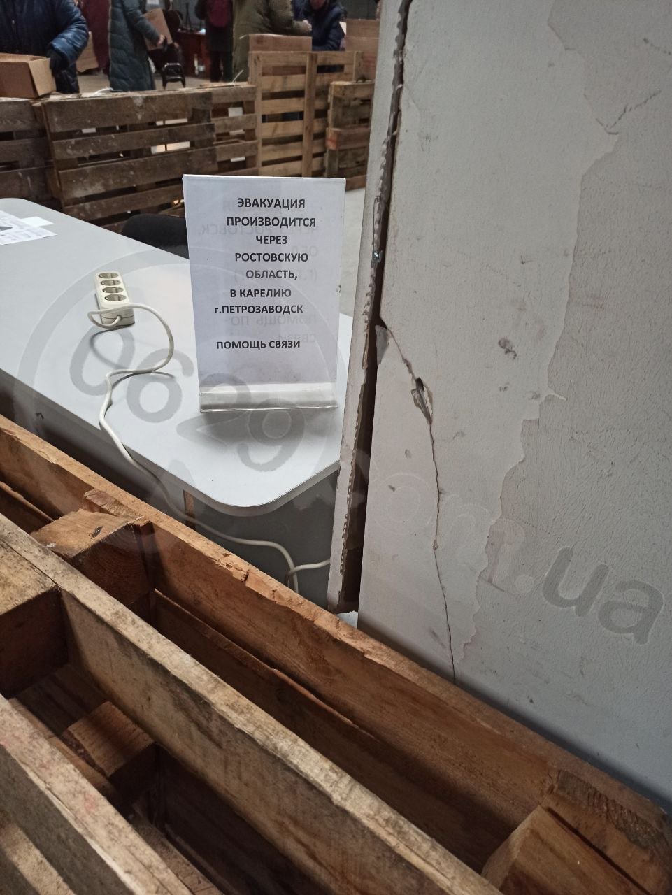 Окупанти в Маріуполі вивісили оголошення про евакуацію в Карелію, - ФОТО
