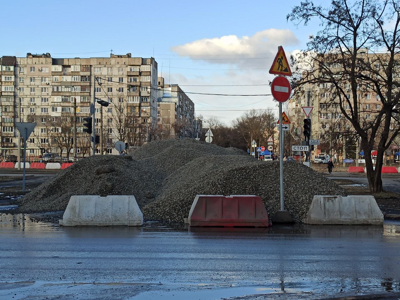 Окупанти в Маріуполі розпочали ремонт основної дороги через Маріуполь в порт, - ФОТО