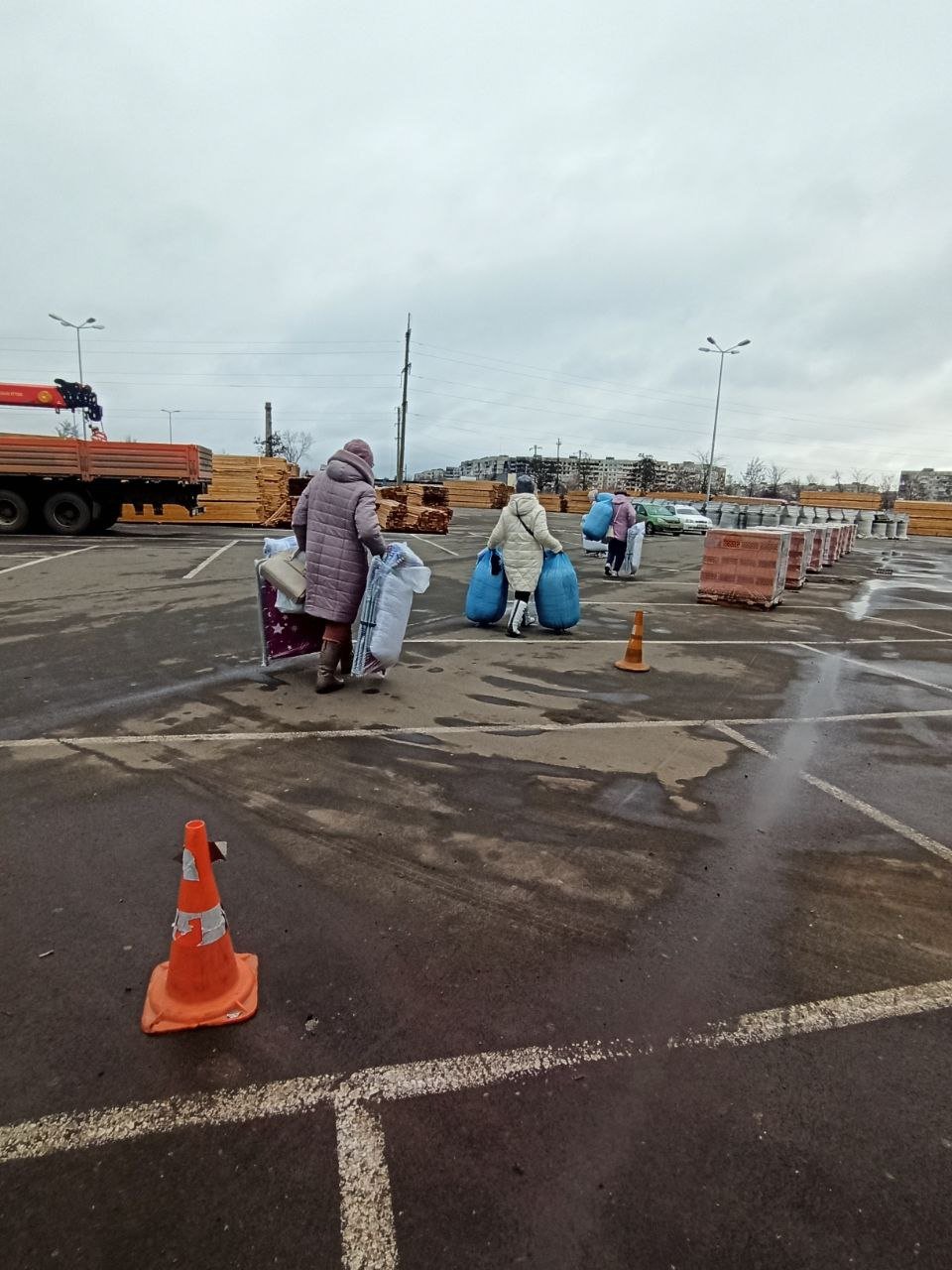 Розкладачки замість диванів. Окупанти запропонували погорільцям з Маріуполя альтернативу м’яким меблям, - ФОТО