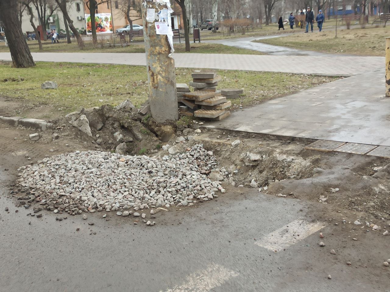 Окупанти а Маріуполі викопують нові бордюри, щоб встановити нові бордюри, - ФОТО