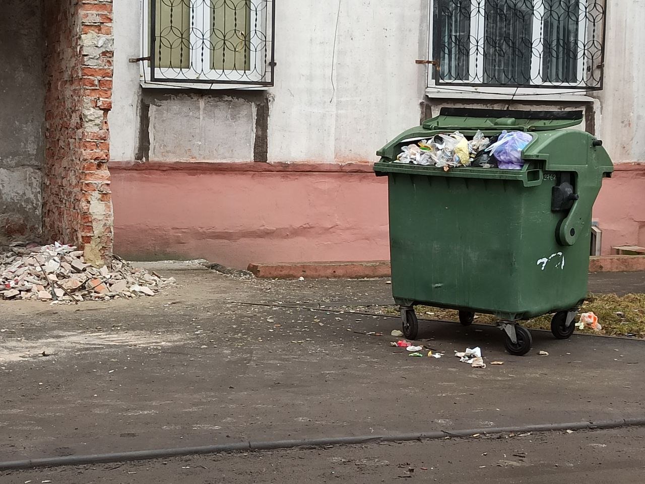 В Маріуполі перестали вивозити сміття,  - ФОТОФАКТ