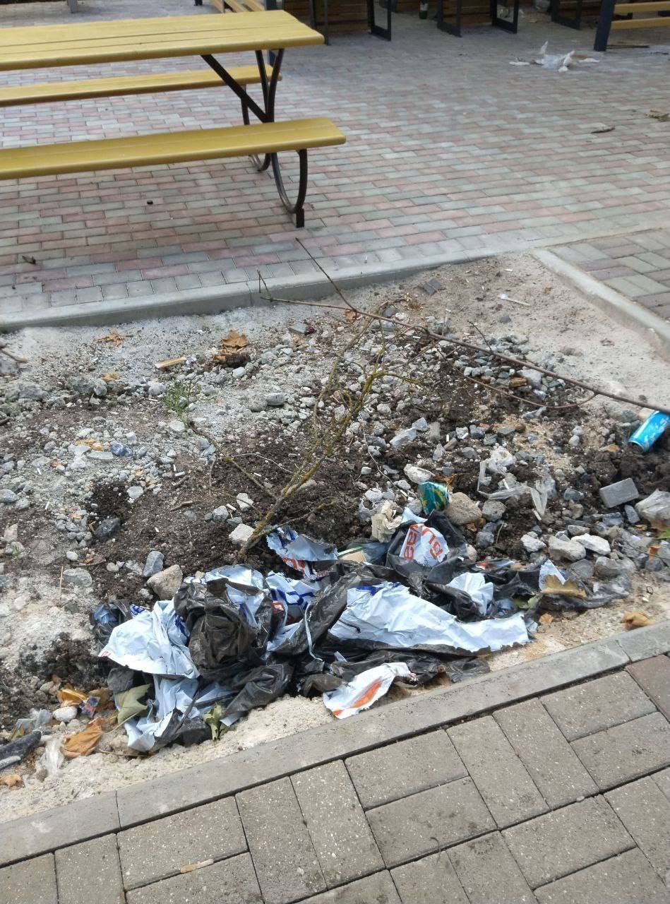 В Маріуполі хтось перетворив парк Перемоги на сміттєзвалище, - ФОТО