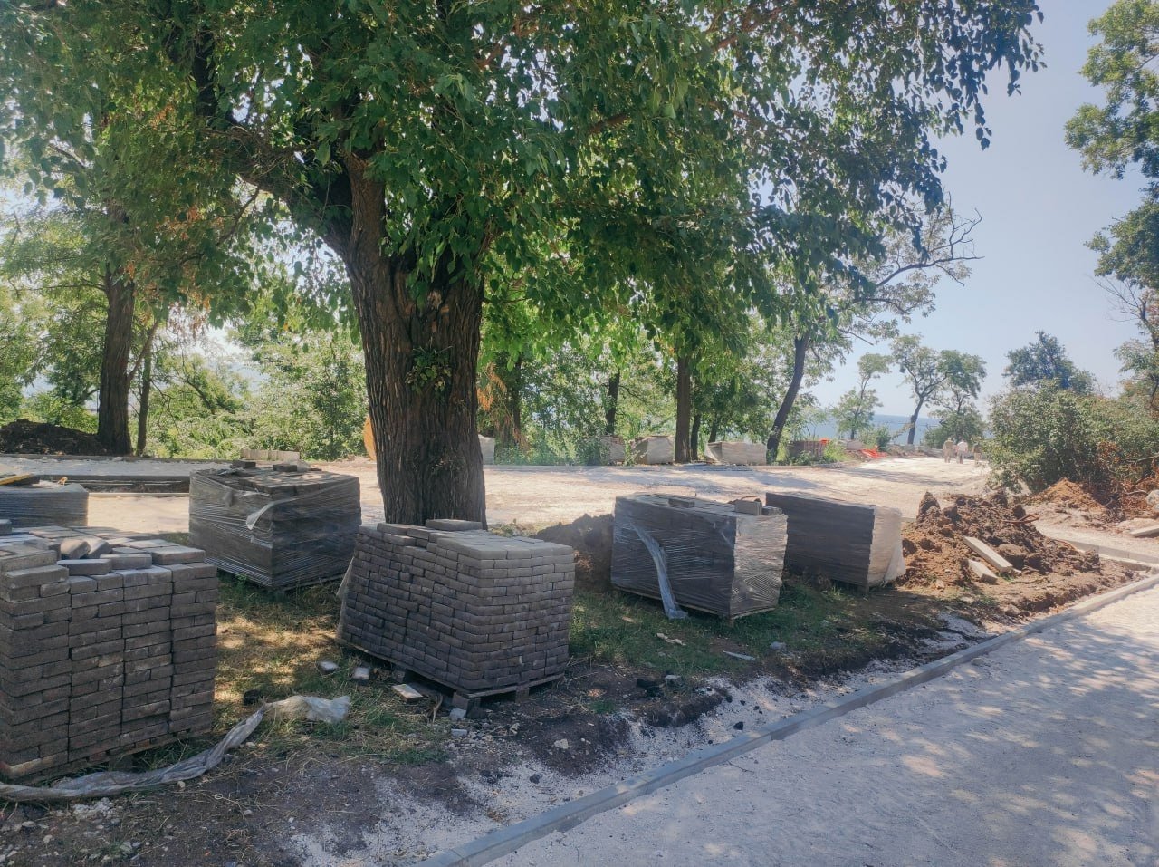 Окупанти показали, як відновлюють Міський сад у Маріуполі, - ФОТО
