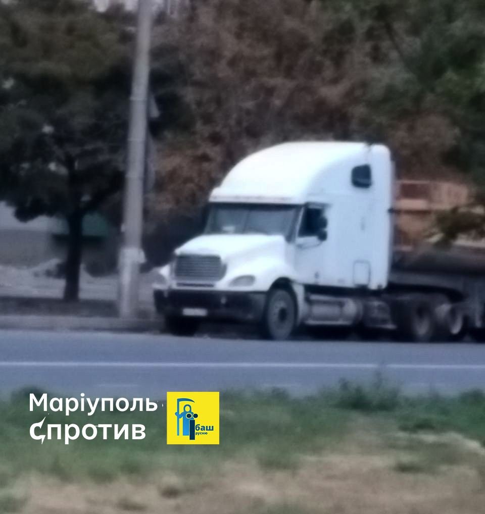 Під Маріуполем окупанти будують оборонні укріплення, - ФОТО