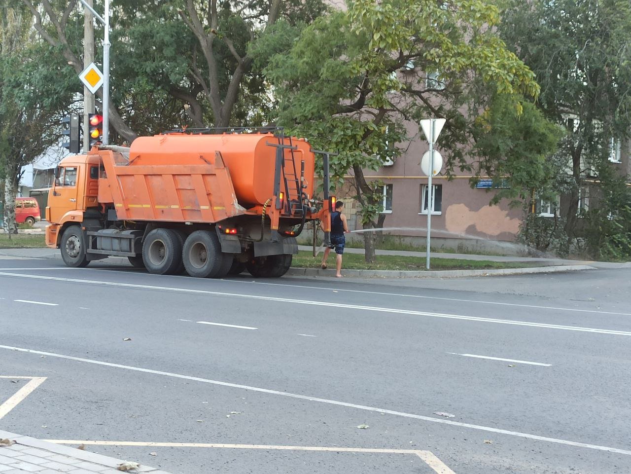 Донецьк сохне без води, а в Маріуполі поливають порожні клумби та бур'яни - ФОТО