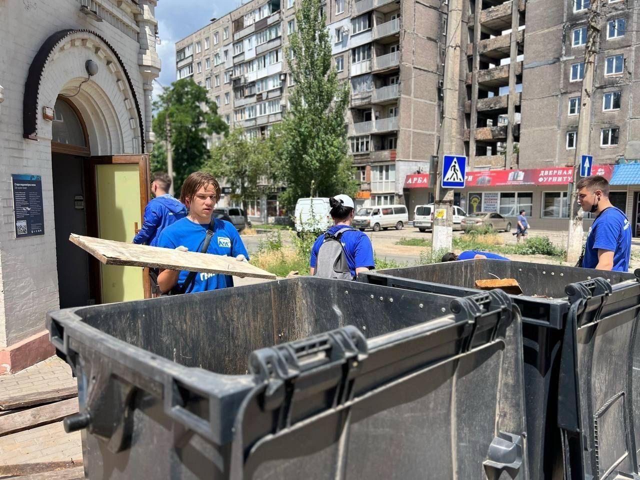 Адигейці викинули на смітник майно туристичного центру «Вежа» у Маріуполі, - ФОТО