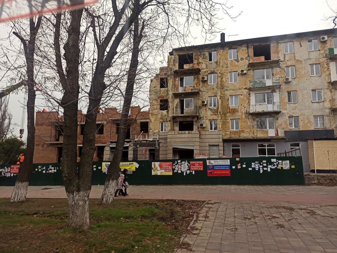 Окупантам не вистачає житла в Маріуполі. Розширюють старі 