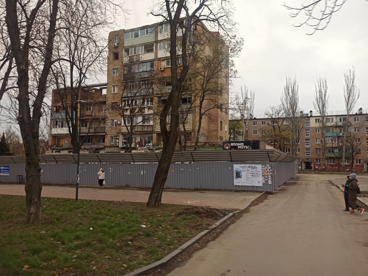 Окупанти вирішили відремонтувати відому 12-поверхівку на початку бульвару Хмельницького. Проте без верхніх поверхів, - ФОТО