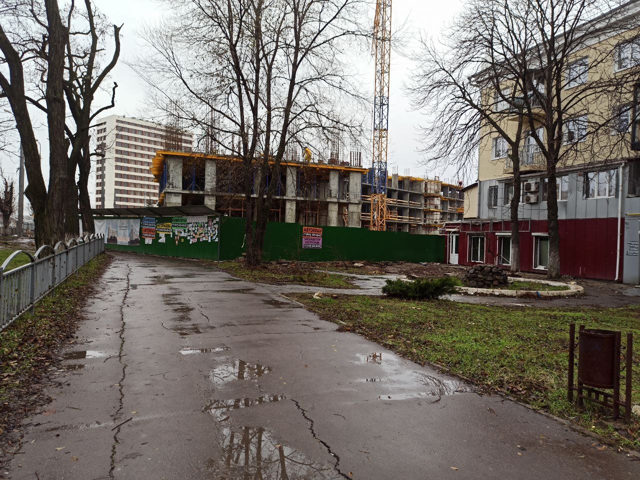 Будинок з годинником. Окупанти прискорюють темпи будівництва іпотечного будинку на місті демонтованого, - ФОТО