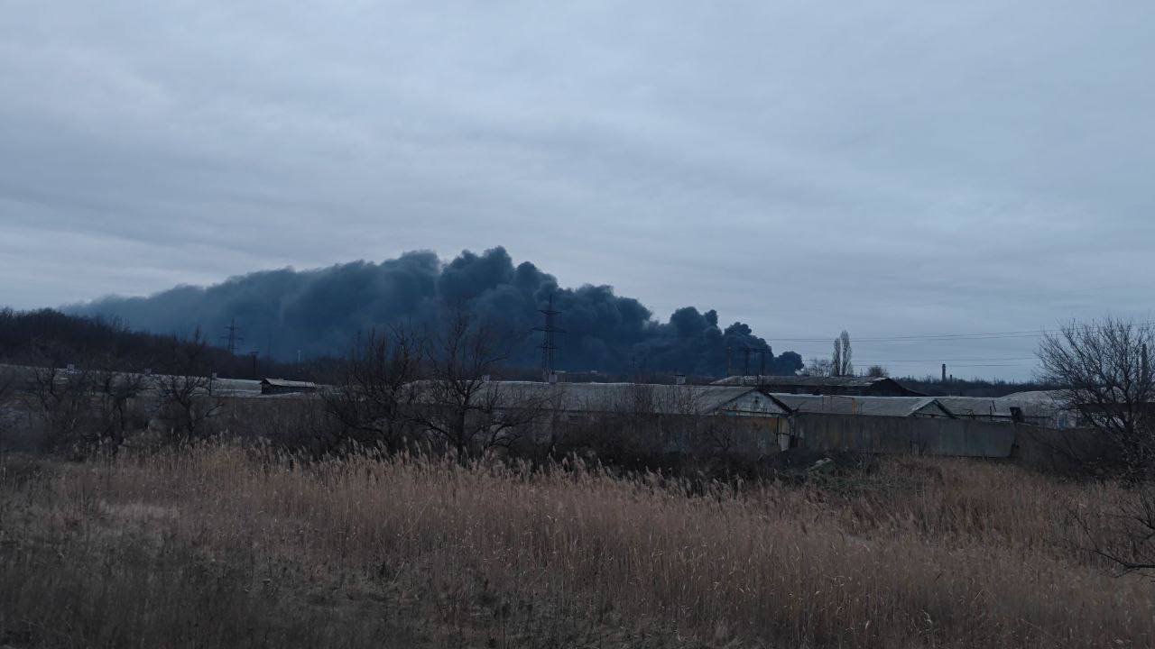 У Донецьку пролунали вибухи, в одному з районів сильне задимлення, - ФОТО, ВІДЕО