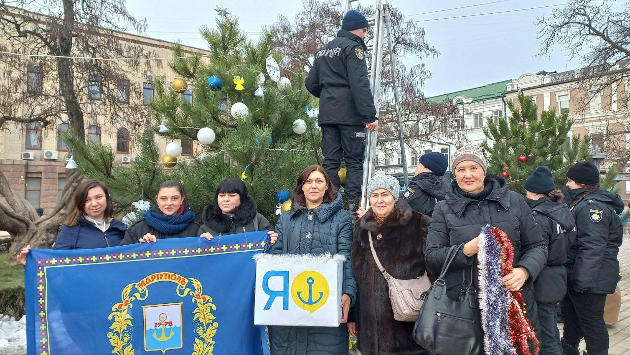 У Кропивницькому новорічну ялинку присвятили Маріуполю, - ФОТО