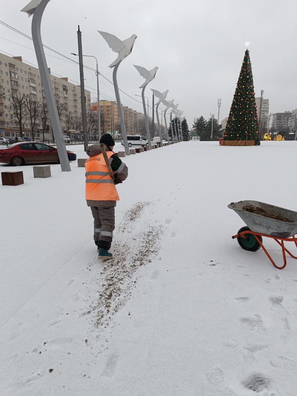 Негода в Маріуполі. Окупанти не встигають прибирати сніг та лід навіть на центральних дорогах