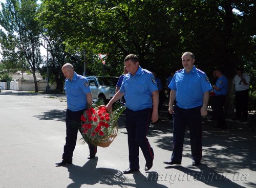 2014_06_16_Mariupol_Vozlojenie cvetov_2s_1