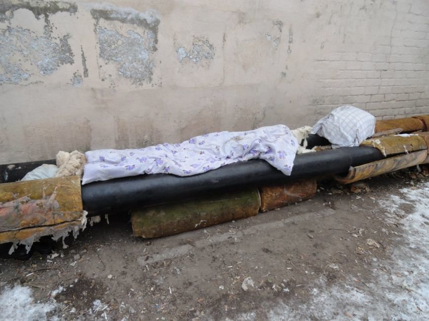 Мариупольские бездомные помогают Теплосети экономить тепло (ФОТОФАКТ) (фото) - фото 1