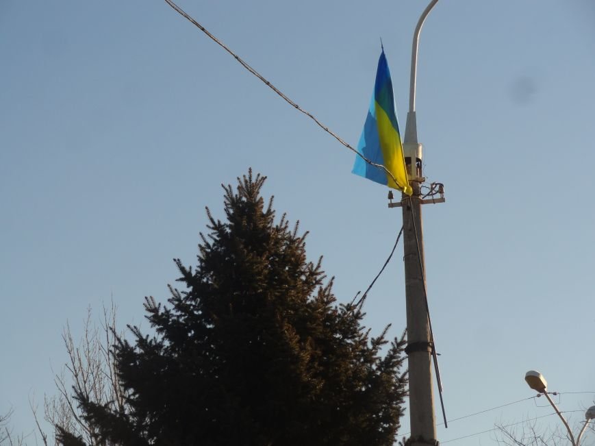 В Мариуполе с площади Комсомола исчезли флаги Украины ФОТОФАКТ) (фото) - фото 1