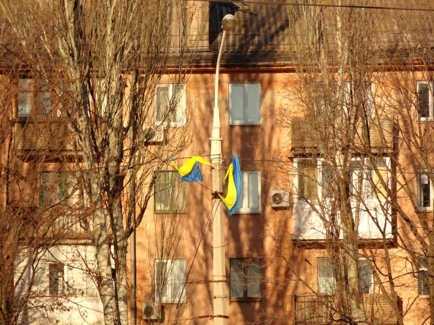 В Мариуполе с площади Комсомола исчезли флаги Украины ФОТОФАКТ) (фото) - фото 1